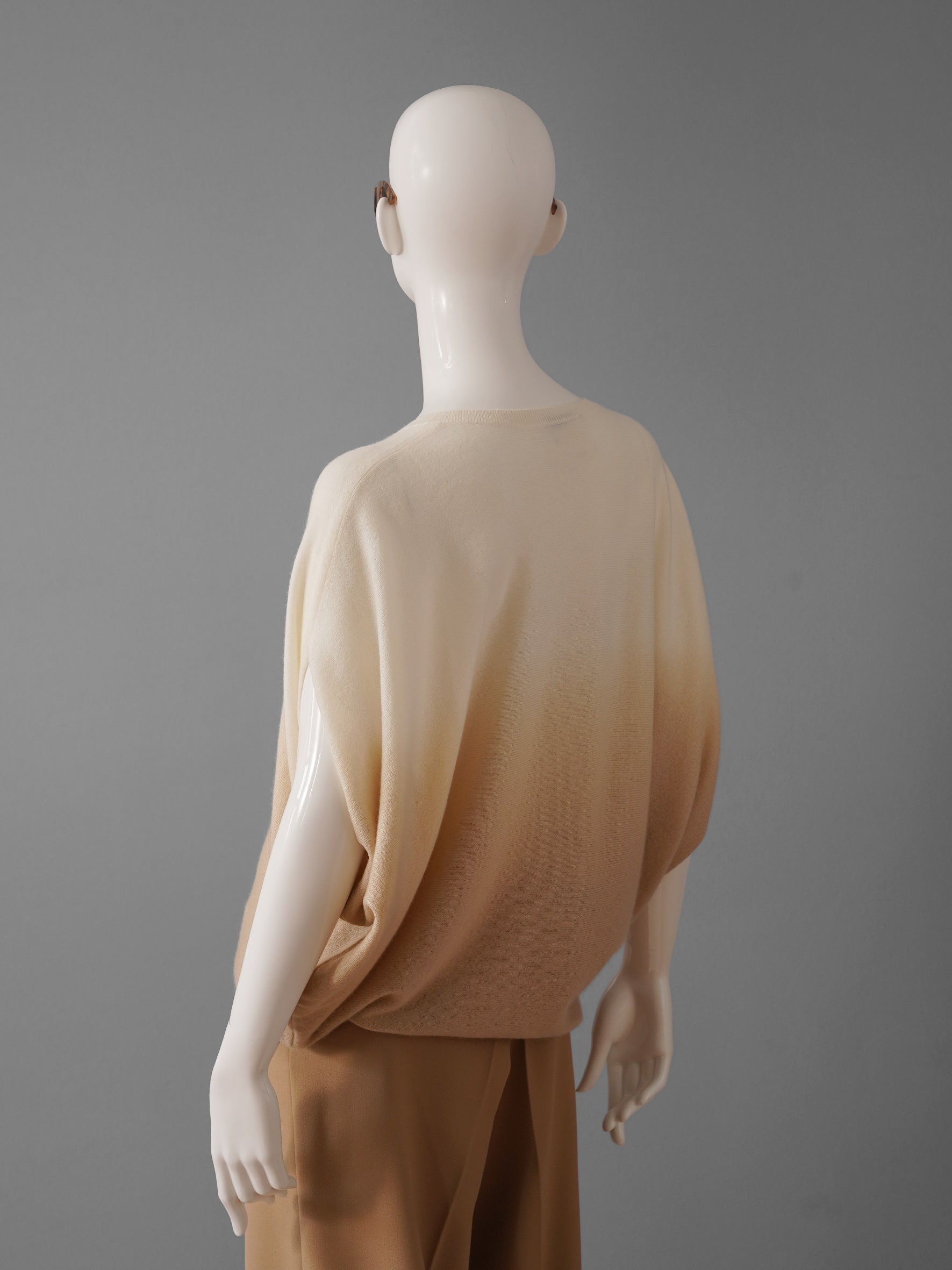 Cream/sand-colored cashmere short-sleeved V-neck